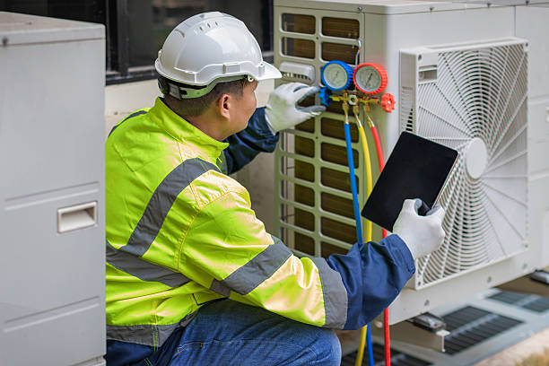 Professional Hvac technician working in Oak Park, CA